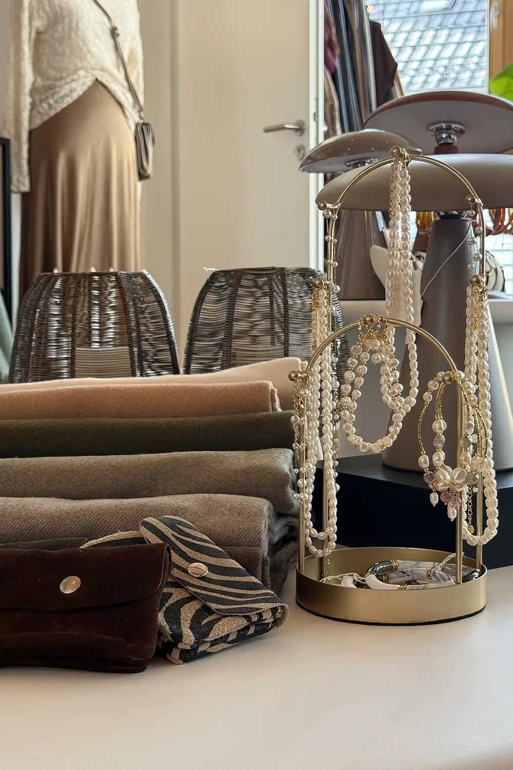 monas-store-huettenberg-schmuck-accessoires Dekorative Schmuckständer mit Perlenketten, gefaltete Textilien und ausgewählte Accessoires im Concept Store mona's.